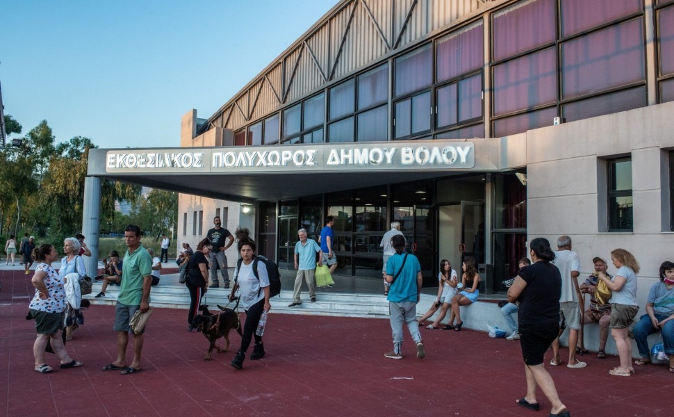 Στιγμιότυπο από τον Εκθεσιακό Πολυχώρο στο Πεδίον του Άρεως, στον Βόλο, όπου φιλοξενούνται όσοι έχουν εγκαταλείψει τα σπίτια τους ακολουθώντας τις οδηγίες της Πολιτικής Προστασίας για εκκένωση οικισμών στο νομό Μαγνησίας λόγω των πυρκαγιών, Πέμπτη 27 Ιουλ